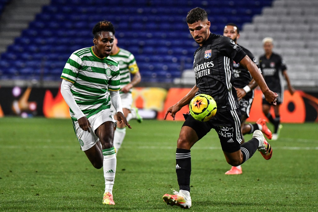 Le milieu de Lyon Houssem Aouar (d) contre le Celtic en amical, le 18 juillet 2020 à Décines-Charpieu