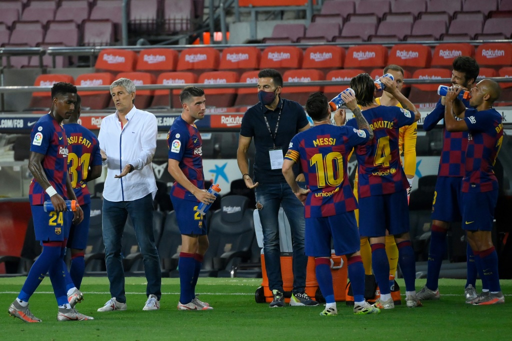 L'entraîneur du FC Bacelone Quique Setien parle à ses joueurs pendant une pause lors du match de Liga contre Osasuna le 16 juillet 2020 au Camp Nou