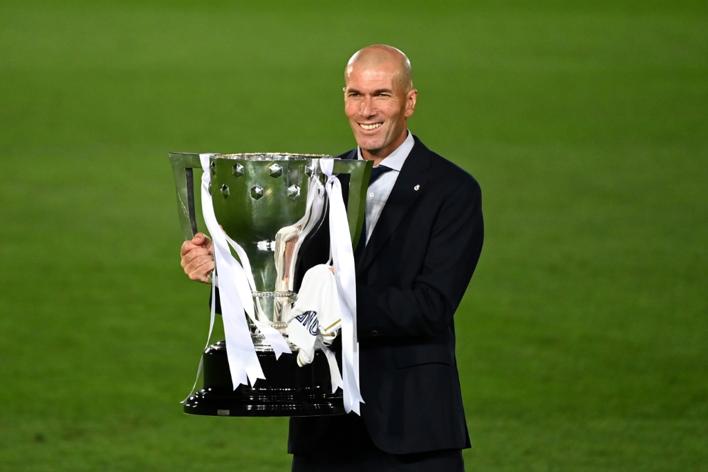 Le coach du Real Madrid Zinédine Zidane, tout sourire, après le 34e titre de champion d'Espagne de son équipe, le 16 juillet 2020 à Valdebebas