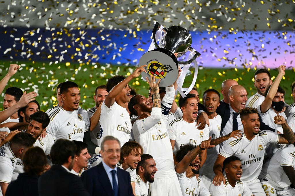 Les joueurs du Real Madrid sacrés champions d'Espagne pour la 34e fois, à l'issue de leur succès contre Villarreal à Valdebebas, le 16 juillet 2020
