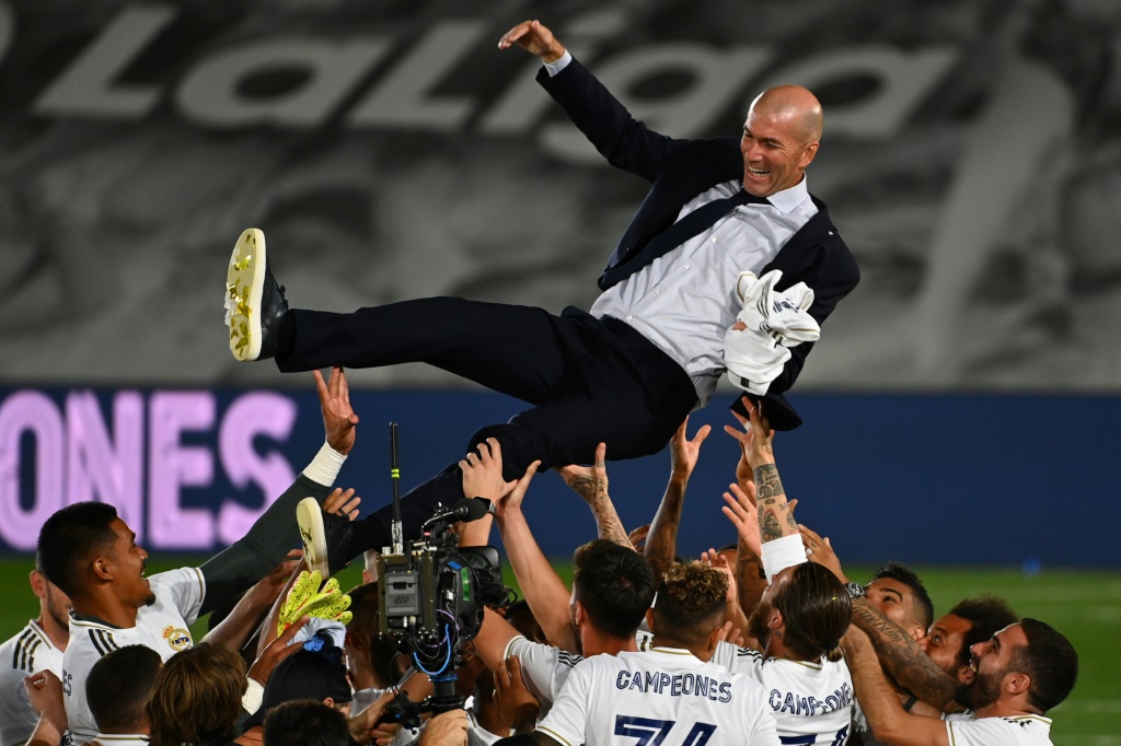 Les joueurs du Real Madrid portent leur entraîneur Zinédine Zidane, le 16 juillet 2020 au stade Alfredo di Stefano en banlieue de Madrid