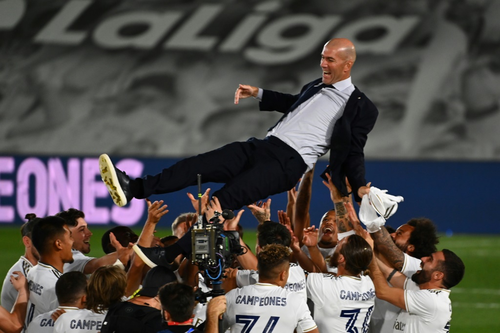 Le coach Zinédine Zidane porté en triomphe par ses joueurs après le sacre du Real Madrid au terme du match contre Villarreal à Valdebebas, le 16 juillet 2020